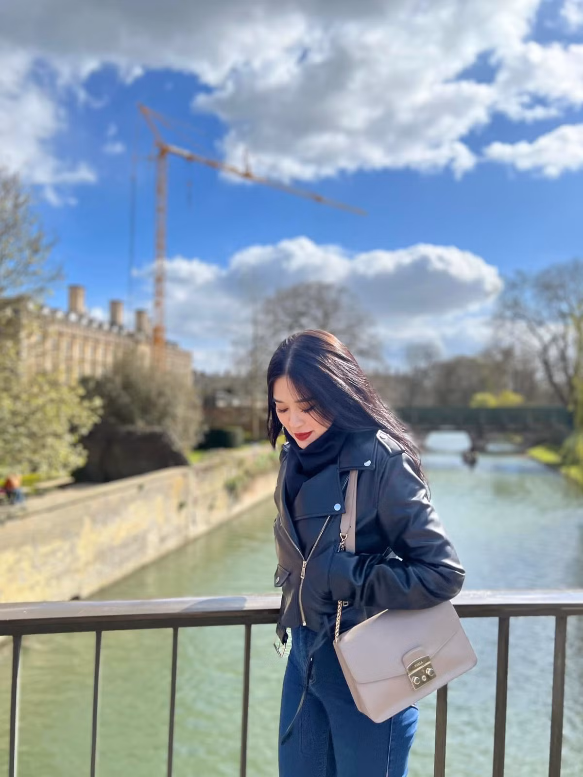 Xinh đẹp, cao ráo, đôi ba lần Trâm Anh từng phải đối diện với những lời mời mọc thiếu thiện ý. Dẫu vậy, cô nàng tự nhận mình là người "hơi chảnh, khó tiếp xúc" nên không sợ bị cám dỗ.