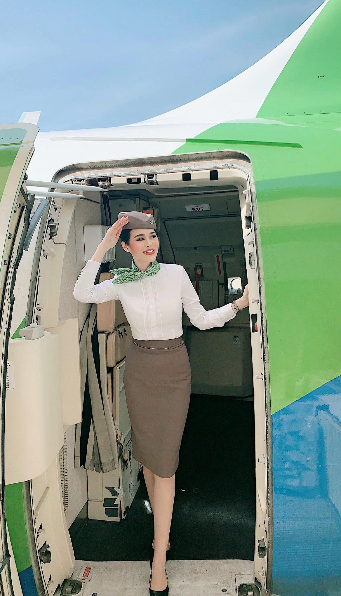 Nhắc đến nữ tiếp viên hàng không, hầu hết đều mường tượng ra những bóng hồng vô cùng xinh đẹp, trẻ trung, lịch sự. Và Nguyễn Trâm Anh (tên tiếng Anh là Selena), sinh năm 1992 cũng nằm trong số đó khi cô trở thành tiếp viên hàng không sau 10 năm phấn đấu.