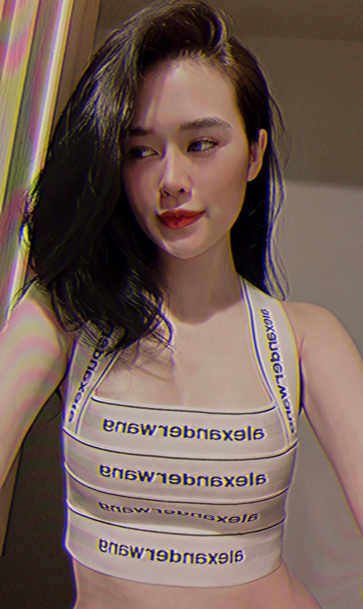 Nếu khi tác nghiệp trên bầu trời, nữ 9X diện trang phục chỉnh chu, kín đáo, lịch sự thì khi trở về đời thường, Trâm Anh lại ưu chuộng phong cách đầy gợi cảm.