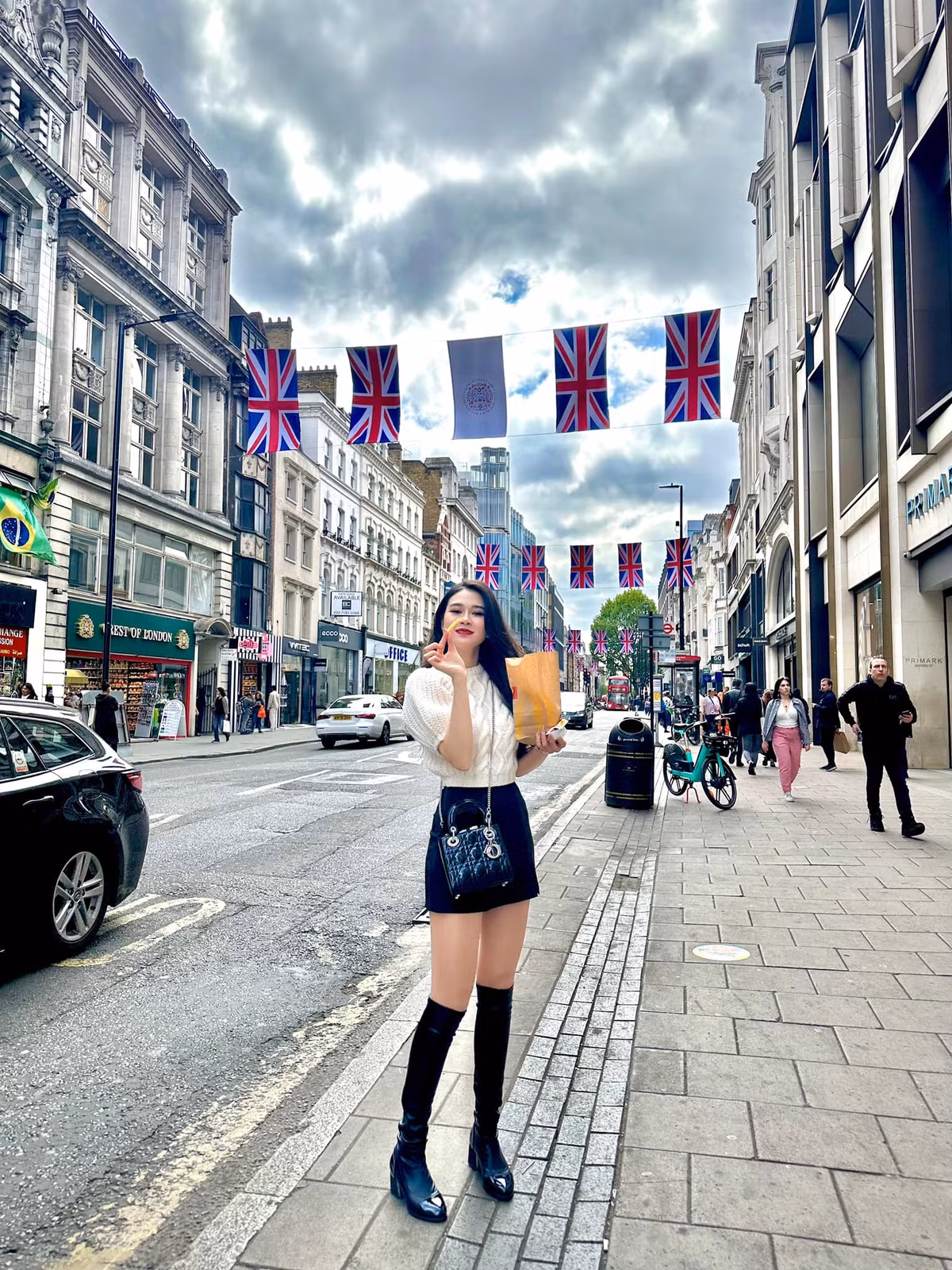 Nữ tiếp viên hàng không xinh đẹp còn chăm tới phòng gym để tập tành giữ dáng.