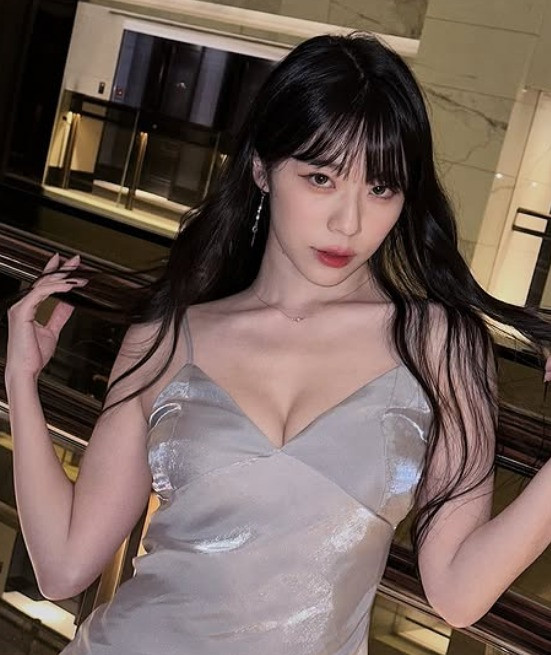 Sở hữu làn da trắng, đường cong cơ thể đáng tự hào và gương mặt dễ thương, Chigui thường xuyên có lượng người hâm mộ tương tác lớn trong mỗi phiên livestream.