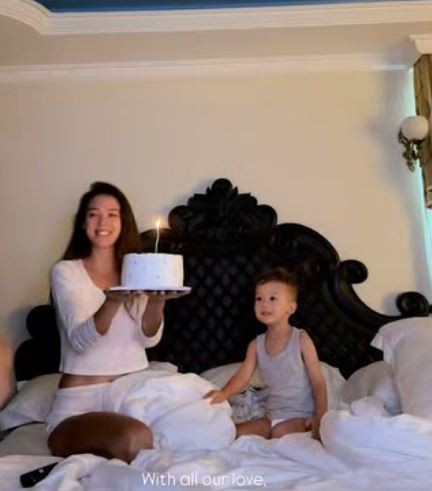 Loạt cử chỉ ngọt ngào của gia đình Tiến Dũng được camera ghi lại từ xa. Trong video, Dianka để mặt mộc, mặc đồ ngủ lộ rõ vóc dáng quyến rũ. Không cần trang điểm, nàng WAG sinh năm 2000 vẫn xinh đẹp nổi bật và thu hút vô cùng.