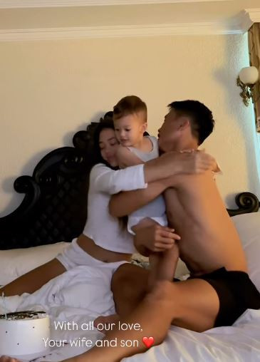 Nàng người mẫu cầm bánh kem chờ chồng đi vào thổi nến chúc mừng sinh nhật. Tiến Dũng hạnh phúc đón nhận món quà của vợ và không quên trao cho nàng nụ hôn và ôm lấy nhóc tỳ Danil.