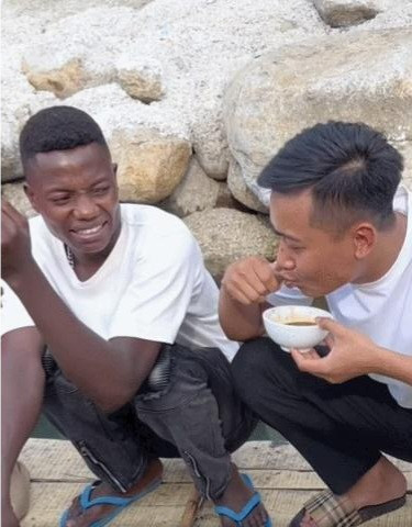 Quang Linh còn cẩn thận, tỉ mỉ hướng dẫn Lindo cách ăn sao cho ngon, đúng chuẩn người bản địa.