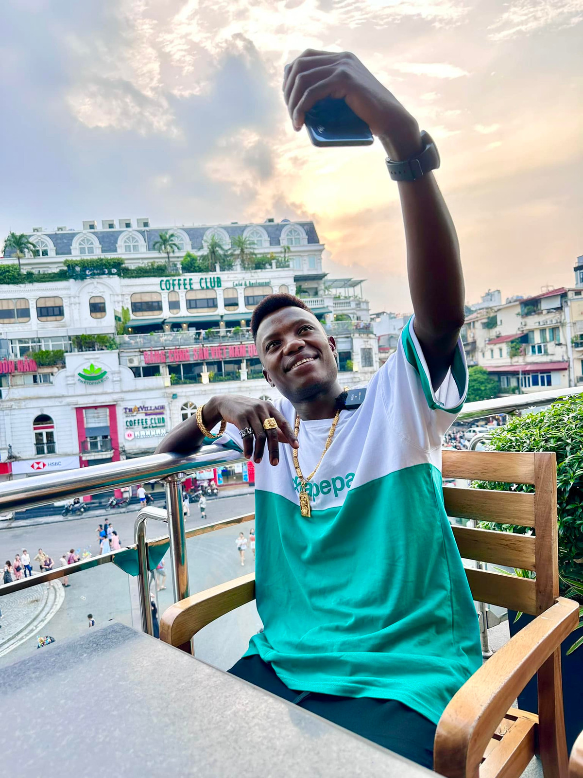 Tuy nhiên, giữa những sự cổ vũ, khích lệ từ mọi người xung quanh khích lệ, vị khách người Angola cũng “nhắm mắt nhắm mũi” nếm thử miếng đầu tiên.