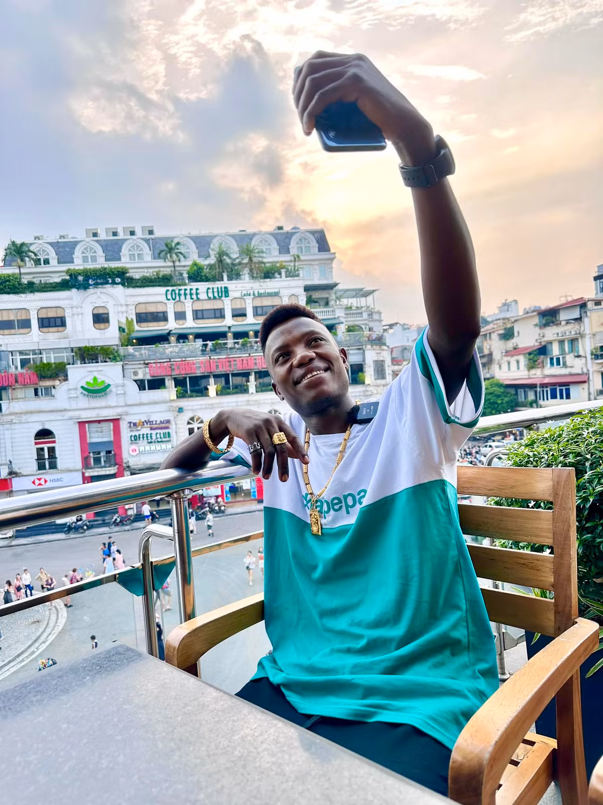 Tuy nhiên, giữa những sự cổ vũ, khích lệ từ mọi người xung quanh khích lệ, vị khách người Angola cũng “nhắm mắt nhắm mũi” nếm thử miếng đầu tiên.