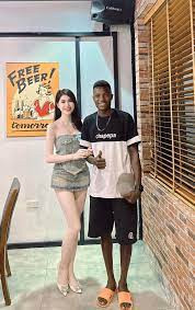 Tuy nhiên, khác với tưởng tượng và mong đợi, chàng trai châu Phi tỏ ra rất dè chừng và có phần lo lắng trước món ăn này.