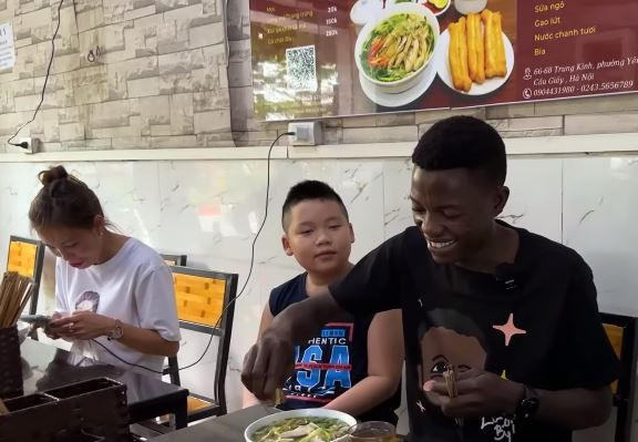 Lindo liên tục lắc đầu, né tránh và nhăn mặt khi được người bạn thân gợi ý thưởng thức món mực nhảy.