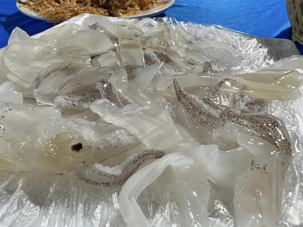 Mới đây nhất, khi đến Hà Tĩnh, Lindo được Quang Linh và một vài người bạn Việt Nam đưa tới huyện Kỳ Anh để trải nghiệm món mực nhảy Vũng Áng.