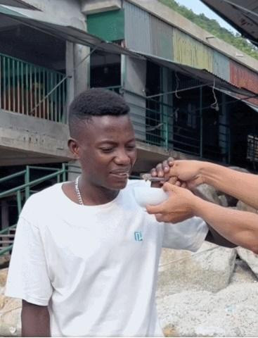 Tới một nhà bè nuôi mực nhảy, Quang Linh không ngần ngại thử ngay món đặc sản “ăn tươi nuốt sống” nổi tiếng này.