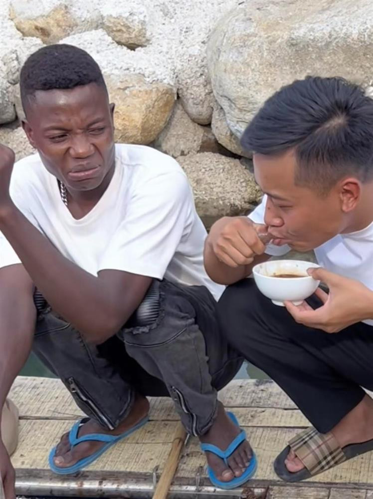 Dù trước đó từng nếm thử nhiều món Việt khiến khách Tây cũng cảm thấy “khó nhằn” như mắm tôm, trứng vịt lộn,… nhưng chàng trai châu Phi vẫn không giấu nổi sự hoang mang trước đặc sản nhảy tanh tách, “ăn tươi nuốt sống” tại đây.