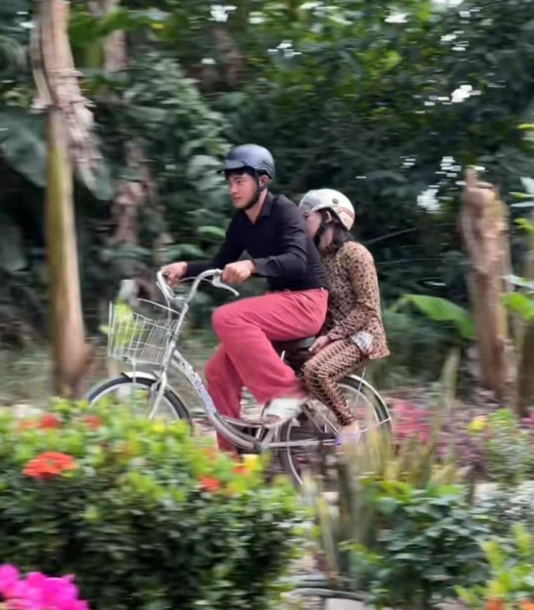 Hồi tháng 4/2022, Tuấn Khang đăng tải một video kể chi tiết về đám giỗ ở vùng quê miền Tây. Đoạn video này chỉ chia sẻ mộc mạc về nét văn hóa vùng sông nước, nay bất ngờ được cộng đồng mạng "khai quật" khi cụm từ khóa "đám giỗ bên cồn" trở thành xu hướng; họ cho rằng đây chính là video khởi nguồn trào lưu.