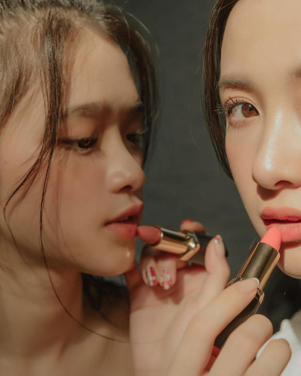 Không ít netizen cho rằng Linh Ka chiếm spotlight của đàn chị với vòng 1 căng đầy khi diện áo váy bó sát, trễ nải.