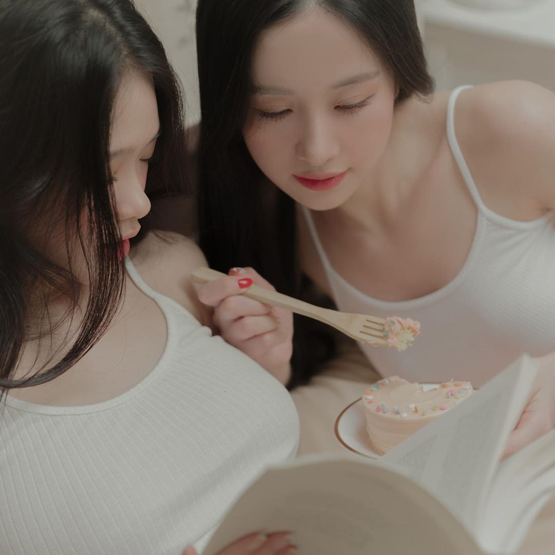 Ngoài ra, mái tóc của Linh Ka và Jun Vũ cũng được tạo kiểu đơn giản, giữ màu nguyên bản là đen nhằm tạo nét tinh khôi tối đa cho 2 cô nàng.