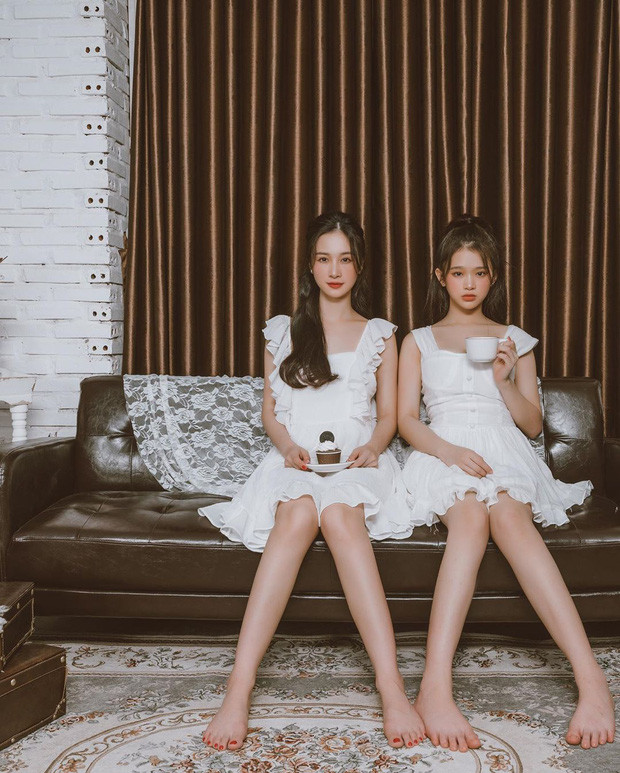 Đây không phải lần đầu tiên mà Linh Ka và Jun Vũ có lần đứng chung một khung hình đọ sắc. Trước đó, 2 bông hồng của làng hot girl Việt này cùng "bắt tay nhau" thể hiện bộ ảnh "chị chị em em" xuất sắc.
