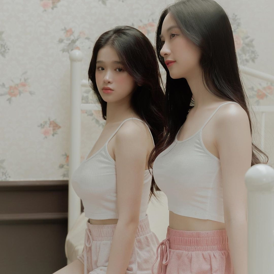 Vốn nổi tiếng với gương mặt mang nhiều nét ngây thơ, cả Linh Ka và Jun Vũ đều được make up theo tone cam nhẹ nhàng, chú trọng đến vẻ tự nhiên.