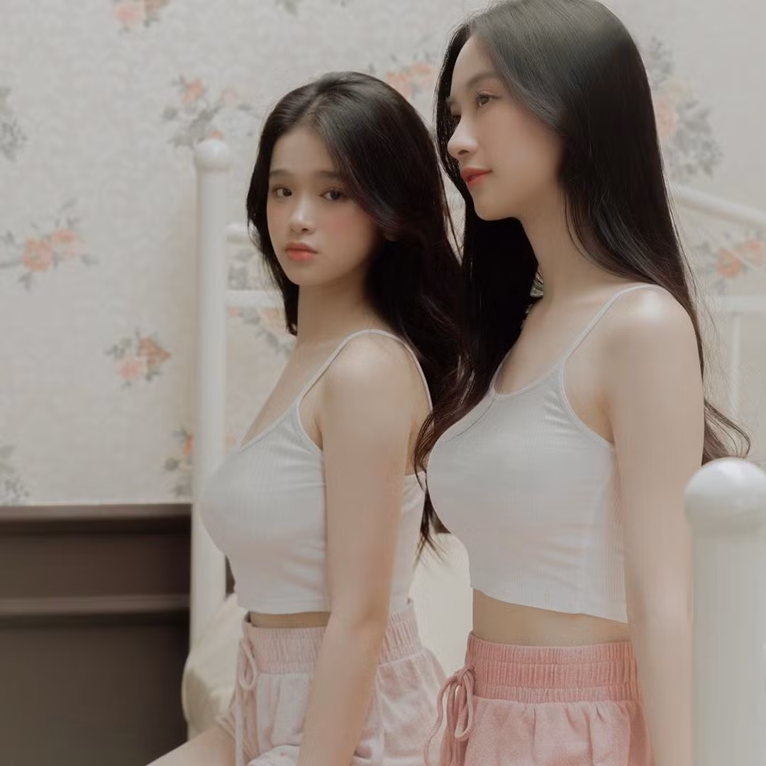 Vốn nổi tiếng với gương mặt mang nhiều nét ngây thơ, cả Linh Ka và Jun Vũ đều được make up theo tone cam nhẹ nhàng, chú trọng đến vẻ tự nhiên.