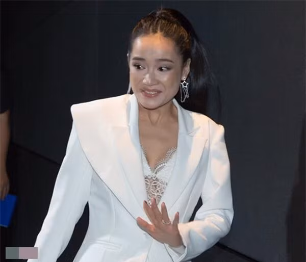 Nhã Phương sau ít tháng sinh con cũng từng gây thất vọng khi để lộ khoảnh khắc với làn da đen sạm, nhăn nheo và già nua. Trông người đẹp như kém sức sống hơn hẳn so với ngày còn son rỗi.