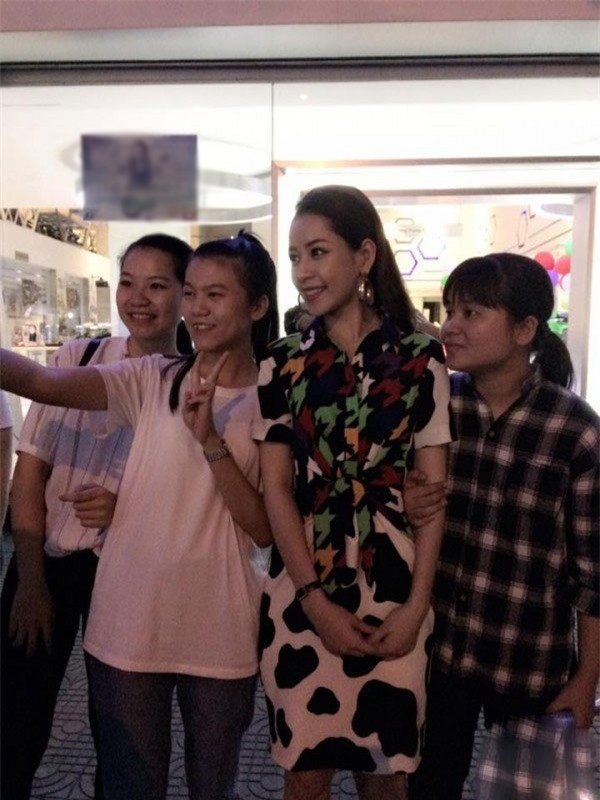 Chi pu được nhận xét là mỹ nhân có nhan sắc xinh đẹp tự nhiên. Người đẹp trong bức hình do fan chụp trông thật chẳng khác nào những hình ảnh mà cô từng đăng tải.