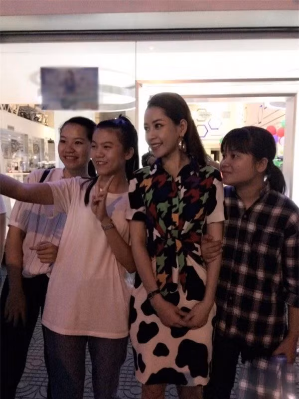 Chi pu được nhận xét là mỹ nhân có nhan sắc xinh đẹp tự nhiên. Người đẹp trong bức hình do fan chụp trông thật chẳng khác nào những hình ảnh mà cô từng đăng tải.