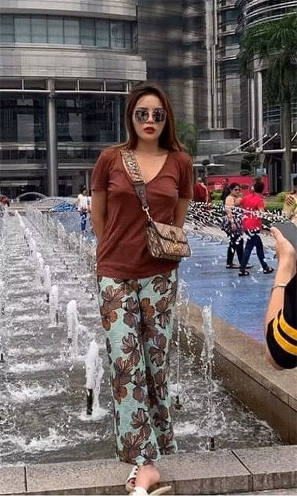 Mới đây trên MXH, loạt ảnh được dân mạng tổng hợp về những khoảnh khắc bị chụp lén kém xinh của loạt mỹ nhân showbiz Việt thu hút sự chú ý của nhiều người. Đa phần, trong các bức ảnh này, dàn ca sĩ, diễn viên đình đám trong giới nghệ thuật đều lộ nhược điểm về nhan sắc.