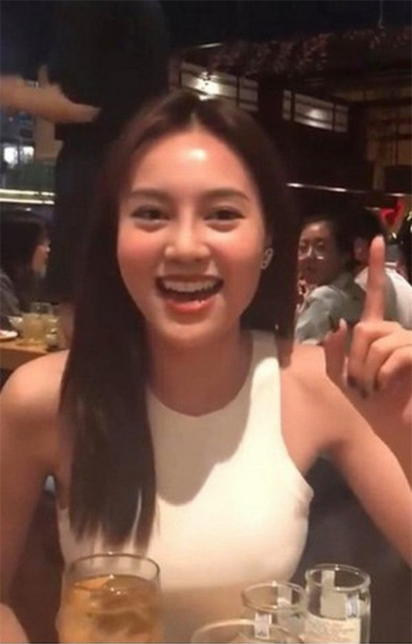 Ninh Dương Lan Ngọc hiện tại đang được đánh giá là mỹ nhân thế hệ mới của showbiz Việt. Xuất hiện trong đoạn clip quay tại nhà hàng cùng ánh sáng mờ mờ, Lan Ngọc vẫn cực xinh đẹp, rạng rỡ.