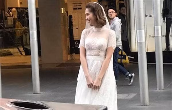 Tuy nhiên, thông qua những ống kính không chuyên, cũng chẳng có sự hỗ trợ của công nghệ chỉnh sửa hình ảnh, không ít mỹ nhân Việt đã để lộ ra nhược điểm kém xinh ở diện mạo khiến nhiều người không khỏi bất ngờ.