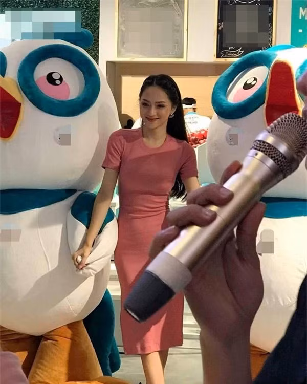 Hương Giang cũng không nằm ngoại lệ, thường xuyên ghi điểm bởi quá xinh đẹp ngay cả khi bị chụp lén.