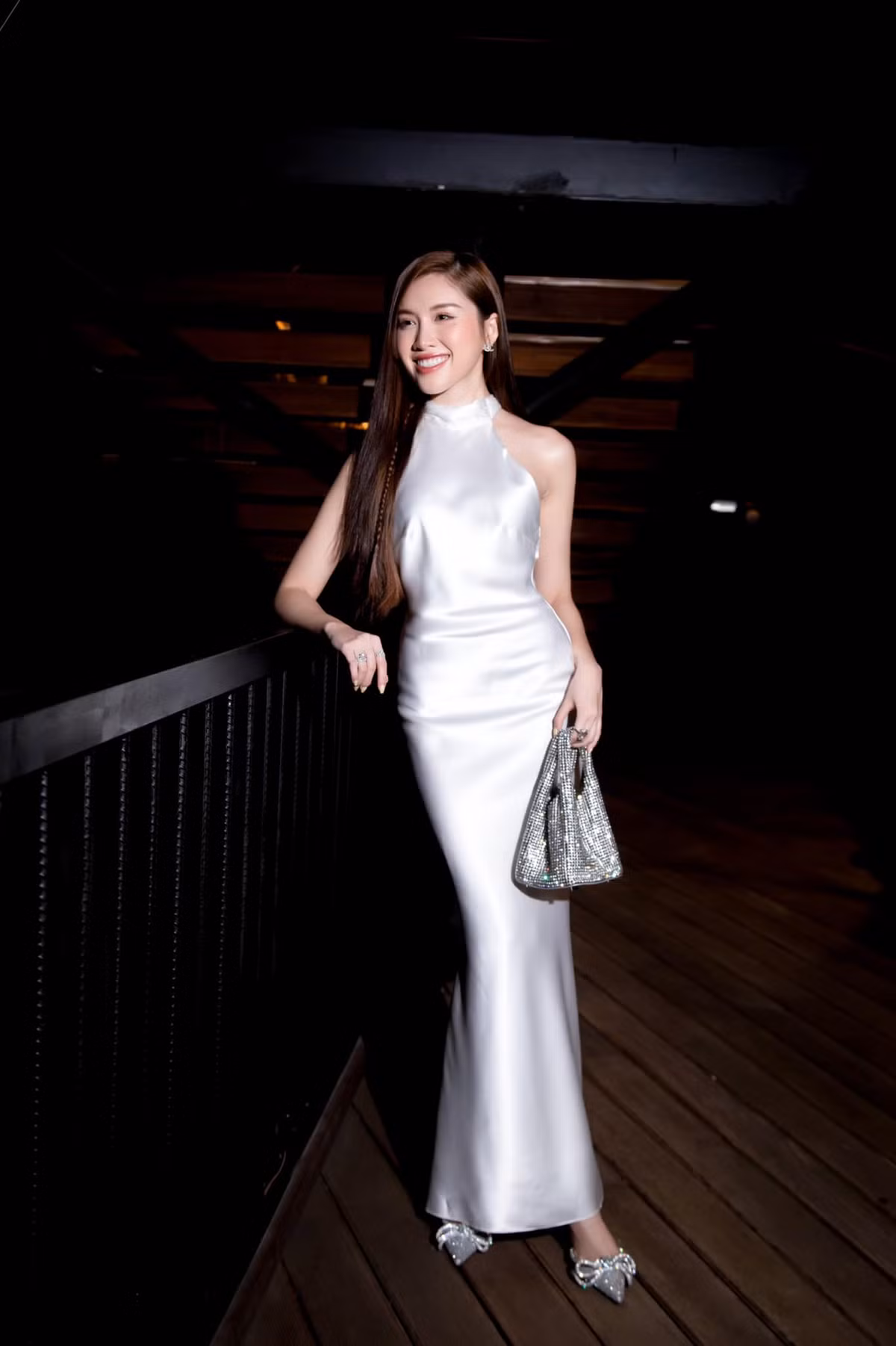 Váy lụa được xem là item yêu thích của nhiều cô gái, nó mỏng nhẹ, ôm lấy cơ thể. Mới đây, MC Thanh Thanh Huyền nhận được lời khen ngợi khi diện chiếc váy được làm từ lụa đẹp một cách xuất sắc.