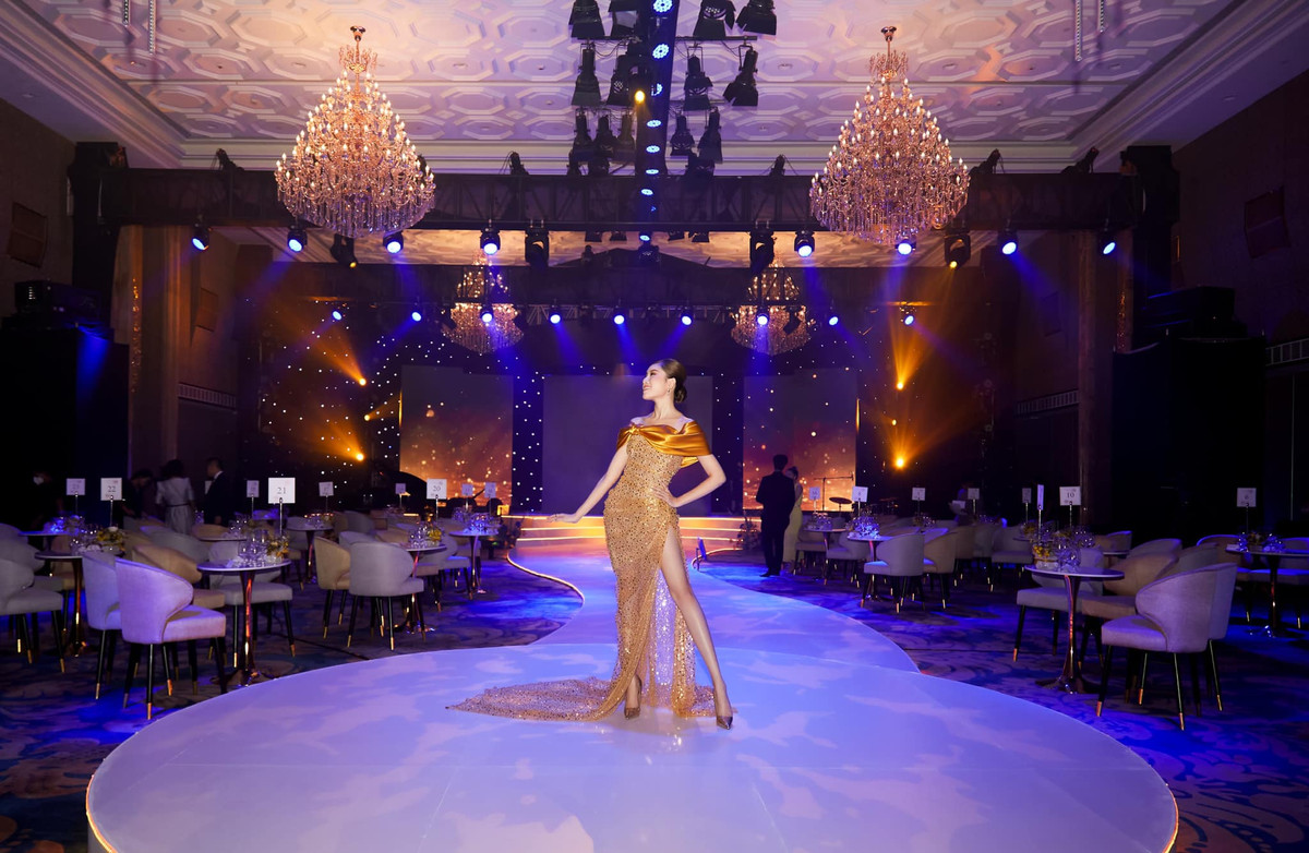 Như nhiều mỹ nhân khác, nữ MC sinh năm 1996 thường xuyên khoe những bức ảnh lên đồ cực quyến rũ. Khi là những bộ đồ "mix match" khoẻ khoắn hay quyến rũ với chiếc đầm dài điệu đà, quyến rũ.