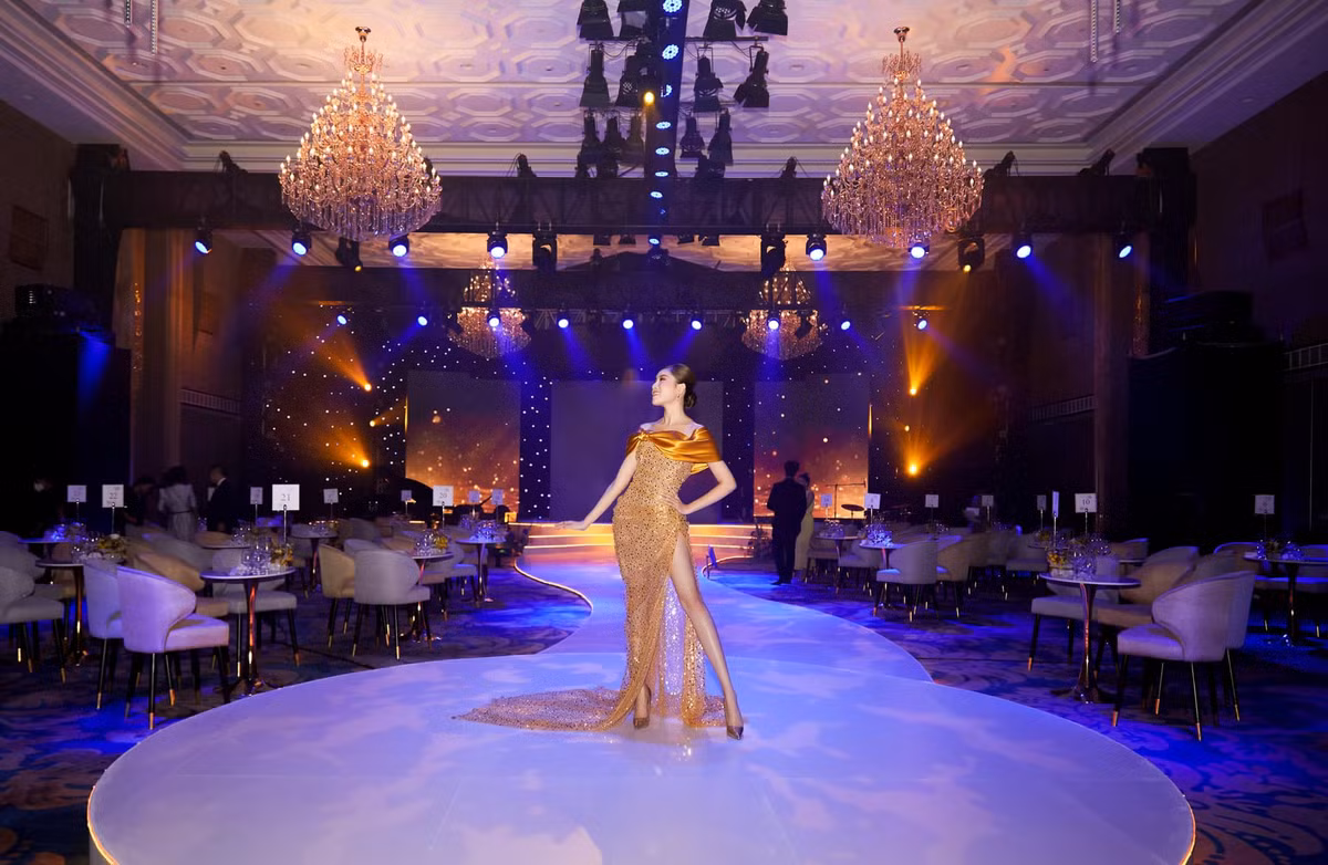 Như nhiều mỹ nhân khác, nữ MC sinh năm 1996 thường xuyên khoe những bức ảnh lên đồ cực quyến rũ. Khi là những bộ đồ "mix match" khoẻ khoắn hay quyến rũ với chiếc đầm dài điệu đà, quyến rũ.