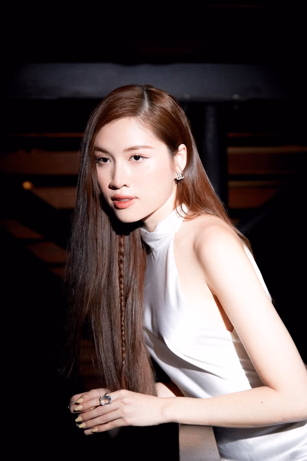 Thanh Thanh Huyền là một trong những nữ MC nổi đình nổi đám nhất hiện nay. Bên cạnh những kĩ năng dẫn chương trình lôi cuốn, cô nàng còn được nhiều người chú ý vì gia thế khủng, mỗi lần đi sự kiện lại khoe một siêu xe khác nhau.