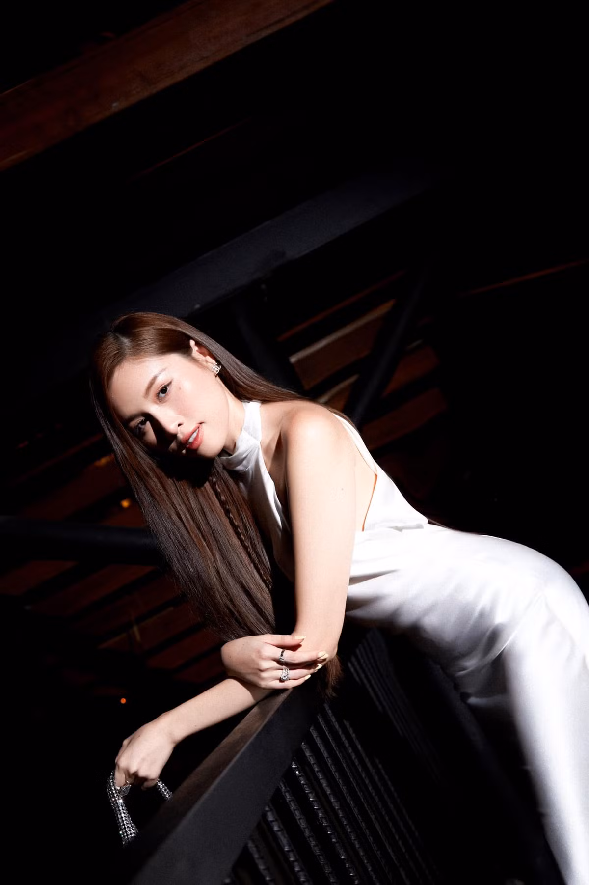 Nữ MC Thanh Thanh Huyền diện chiếc váy lụa dài chấm gót chân, dáng cổ yếm khoe vóc dáng yêu kiều nuột nà.