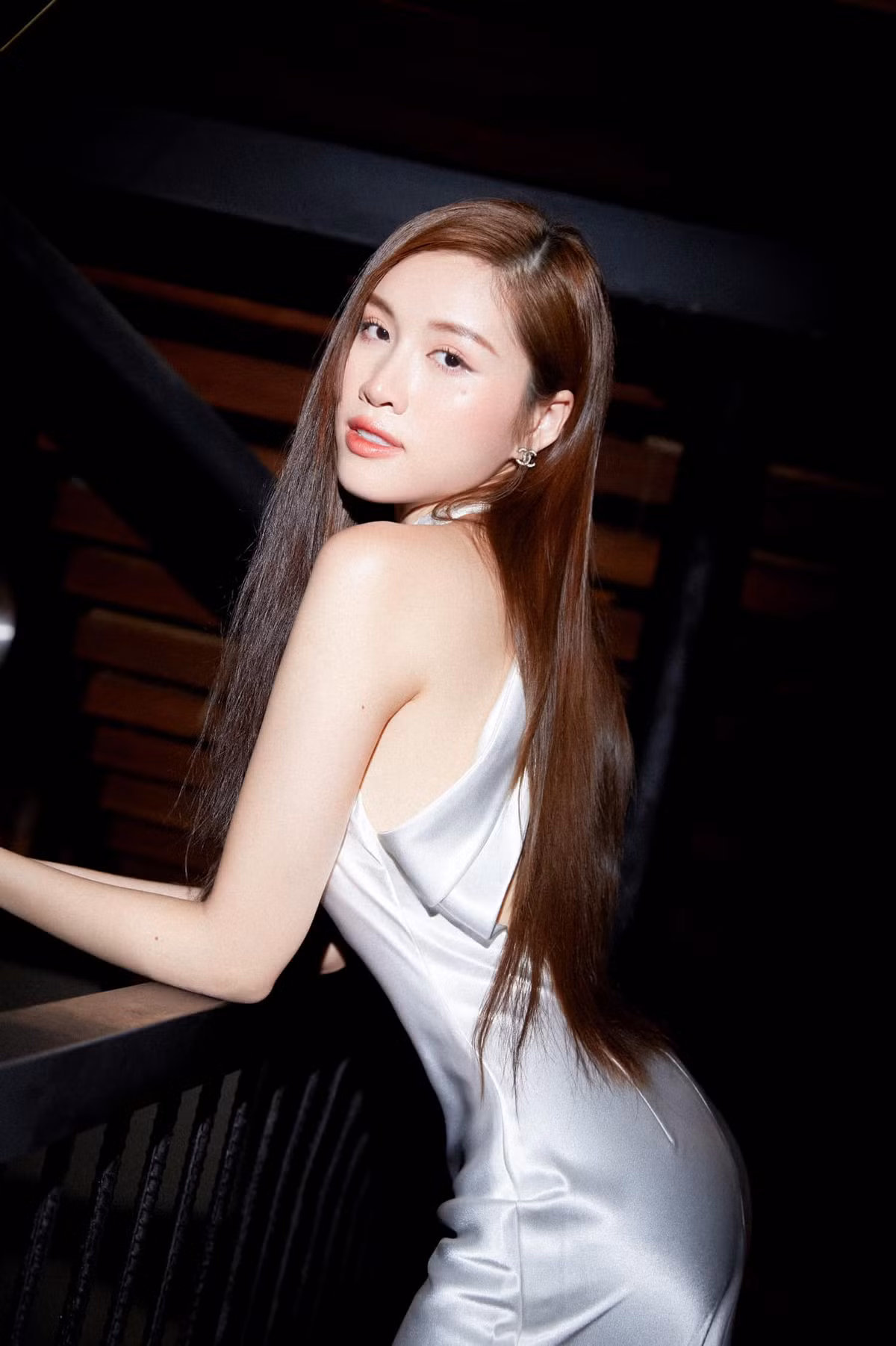 Có thể thấy, nàng hot girl 9X này là số hiếm những người đẹp chinh phục được kiểu thời trang “dễ mà khó” này.