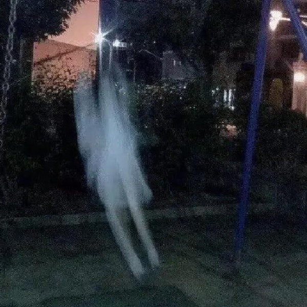 Không thể hiểu bằng một thế lực nào mà chàng người yêu của cô gái có thể cho ra đời tấm ảnh như thế này.