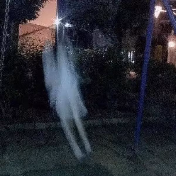 Không thể hiểu bằng một thế lực nào mà chàng người yêu của cô gái có thể cho ra đời tấm ảnh như thế này.