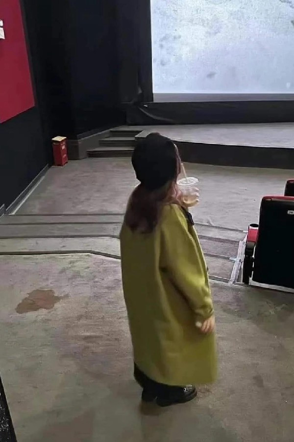 Bức ảnh được lý giải là trong mắt anh người yêu cô gái của mình luôn bé nhỏ.