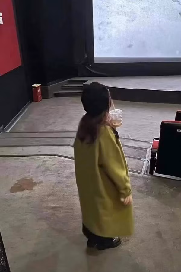 Bức ảnh được lý giải là trong mắt anh người yêu cô gái của mình luôn bé nhỏ.