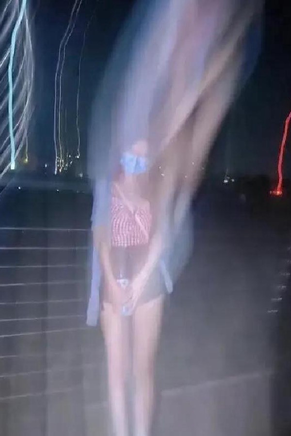 Anh chàng chụp xong bức ảnh này với tiêu đề gửi tới bạn gái rằng: "Hồn bay phách lạc".