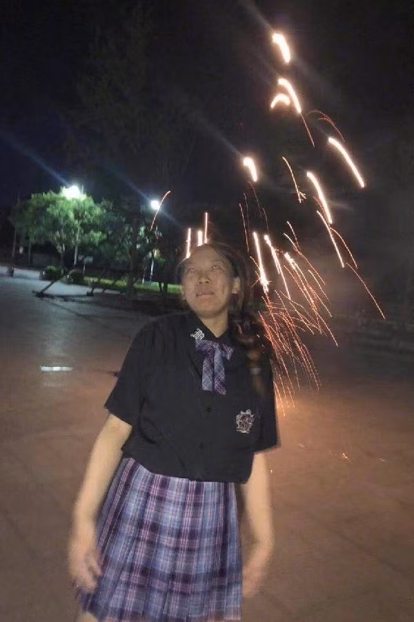 Định làm bộ ảnh rạng rỡ dưới ánh pháo mà anh người yêu chụp nó lạ lắm.