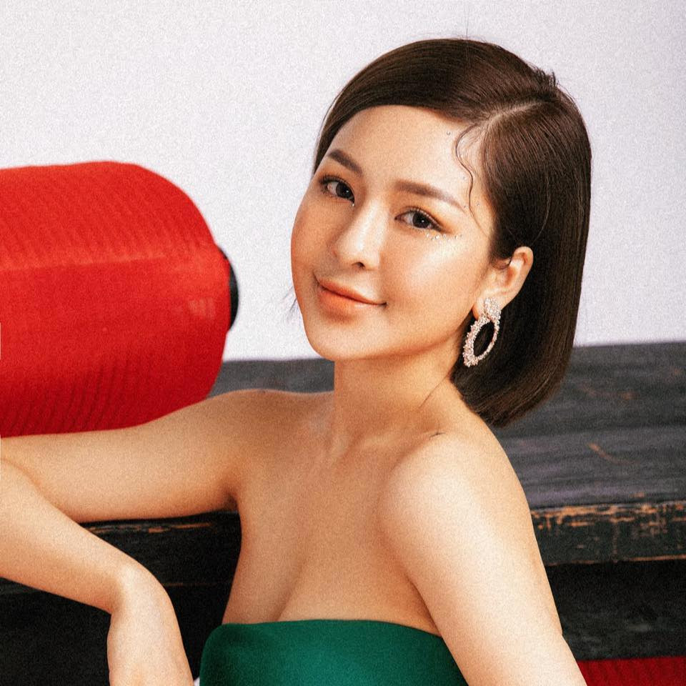 Trên trang cá nhân, Trâm Anh đăng tải một clip ngắn khoe diện mạo mới, với mái tóc đã được cắt ngắn hơn so với thời gian trước.