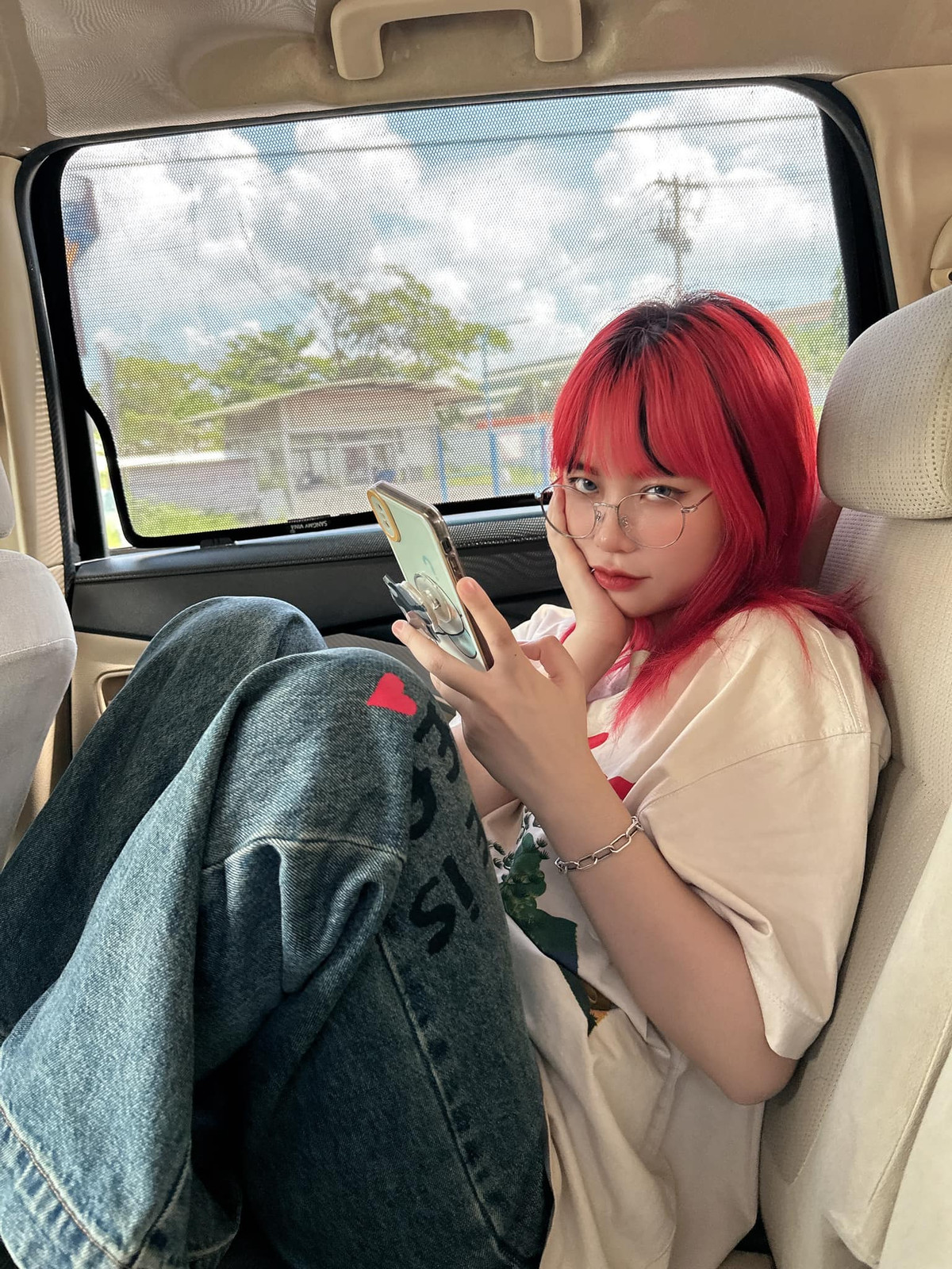 Kể từ thời điểm tìm được bí quyết "sử dụng nhan sắc", nữ streamer chưa bao giờ khiến fan phải thất vọng. Cô nàng liên tục thử sức với nhiều style khác nhau và đều khá thành công.