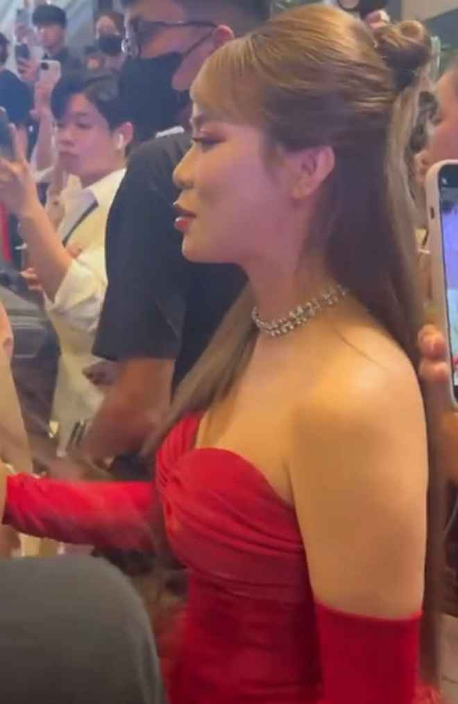 Sự tự tin và quyến rũ được nữ streamer thể hiện qua từng bức hình không chỉ "đốn tim" người hâm mộ mà còn khiến công chúng chưa hết ngỡ ngàng.