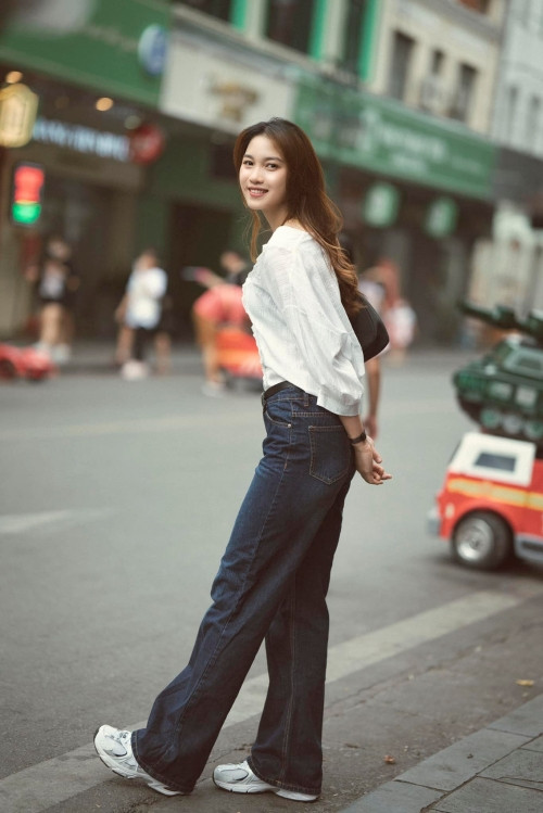 Nguyễn Thị Phương sở hữu chiều gần 1m80, vóc dáng săn chắc, cân đối cùng gương mặt xinh dịu hiền và nụ cười tỏa nắng.