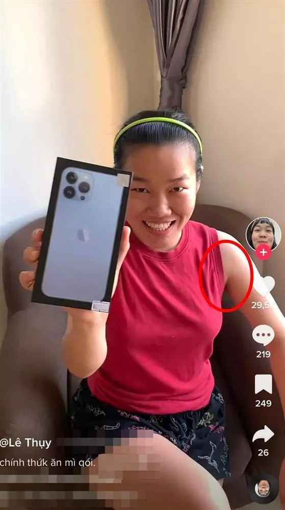 Sau ồn ào về cặp nách rậm rạp như "rừng Amazon", mới đây, hot TikToker Lê Thụy tái xuất TikTok bằng clip khoe đập hộp chiếc điện thoại mới tậu.