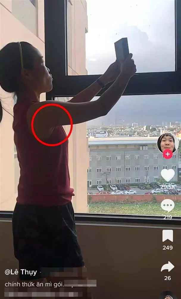 Hình ảnh ghi lại, hot TikToker ăn vận giản dị áo ba lỗ kết hợp quần đùi. Cô nàng tỏ ra thích thú khi sắm được chiếc điện thoại xịn sò, khoe với mọi người trong niềm vui sướng.