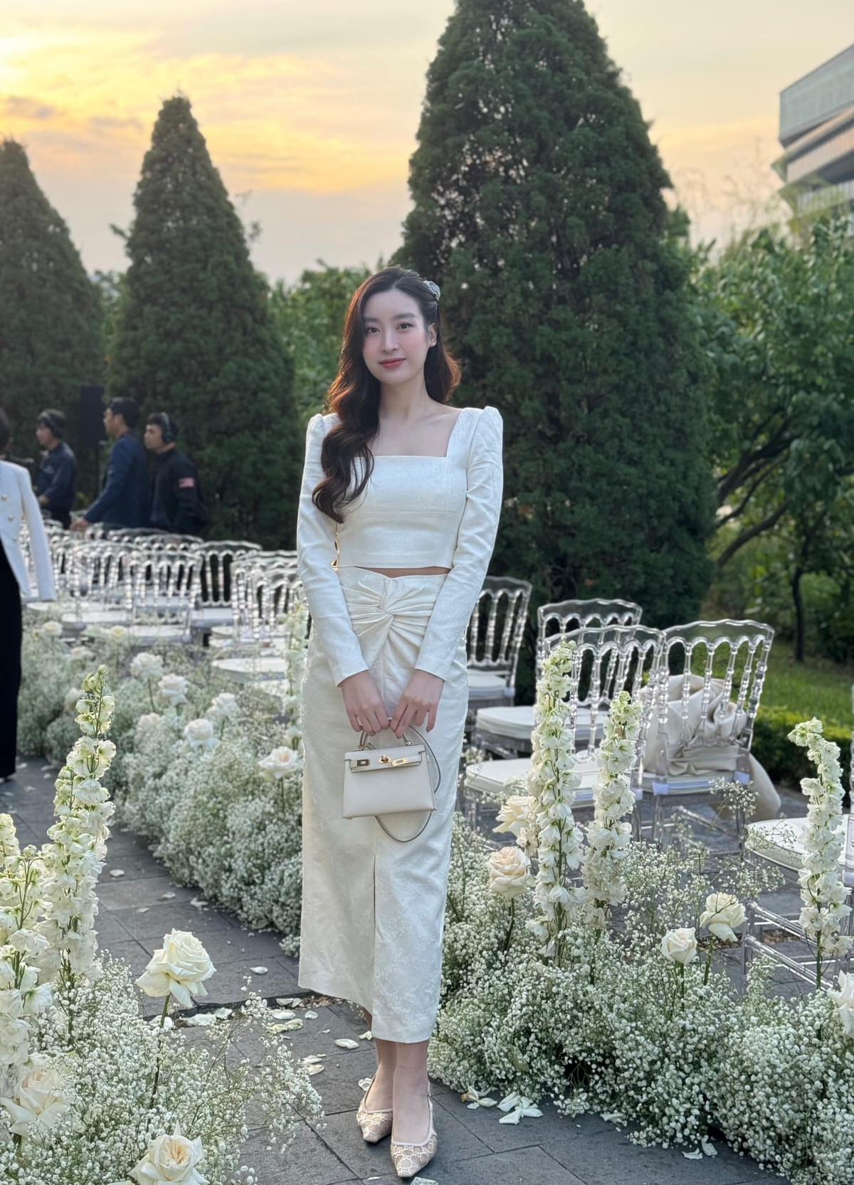 Đỗ Mỹ Linh hoàn thiện vẻ ngoài của mình bằng mái tóc uốn xoăn sóng cùng lối make up nhẹ nhàng và đôi giày cùng màu làm tăng vẻ tinh tế, sang trọng.