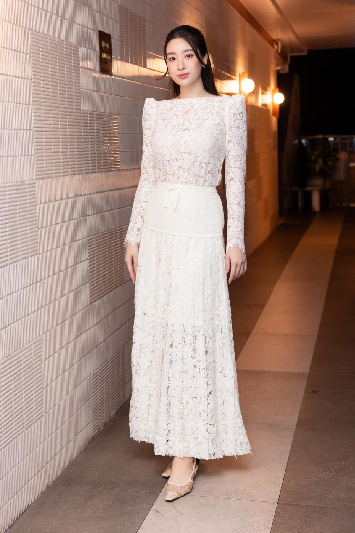 "Gái một con trông mòn con mắt", "Về dáng nhanh thật", "Mặc bộ này nhìn như búp bê, công chúa vậy, quá xinh", "Mẹ bỉm xinh quá",... là những bình luận của cư dân mạng dưới bài đăng của Đỗ Mỹ Linh.