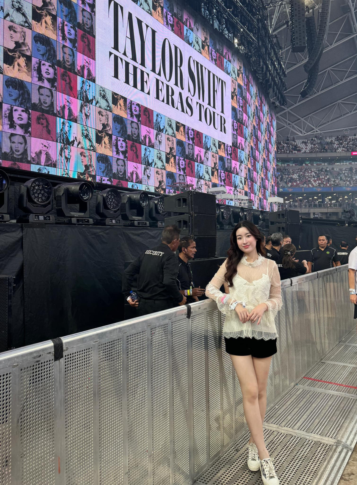 Body của bà mẹ 1 con được người hâm mộ nhận xét trông thon gọn, nhan sắc cũng đẹp ngọt ngào như búp bê, công chúa thậm chí khen ngợi cô là "Mẹ 1 con xinh nhất Vịnh Bắc Bộ".