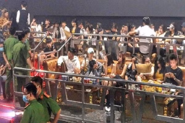 Bay lac trong quan bar 60 thanh nien duong tinh voi ma tuy